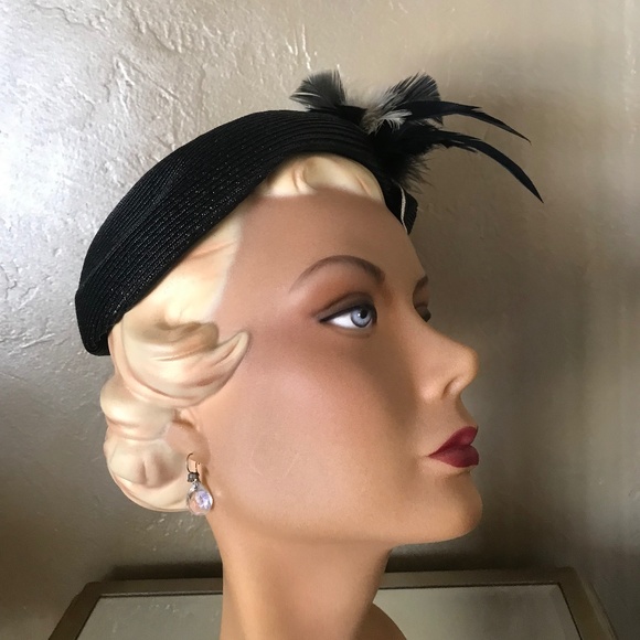LOVELY 1950s\' BLACK STRAW TOQUE WITH WHITE EDGED \